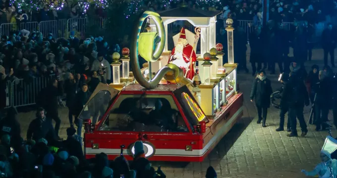 Le grand défilé de Saint-Nicolas à Nancy © Ville de Nancy Le char de Saint-Nicolas au défilé à Nancy