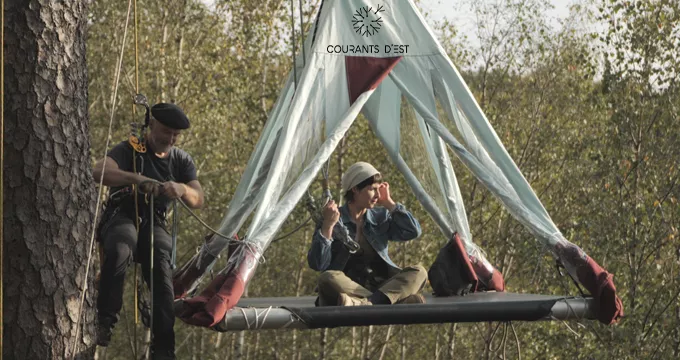 Courants d'Est - Amoureux des arbres - crédit FTV Courants d'Est - Carine Aigon en forêt avec des amoureux d'arbres, de nature...
