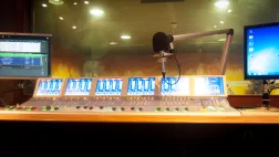 console du studio radio Gpe 1ère @photo Guillaume Aricique