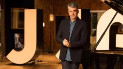 © Delphine Ghosarossian/FTV JJ GOLDMAN, DE L'INTÉRIEUR