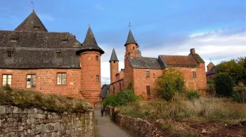Village de Collonges-la-Rouge avec ses maisons en pierre rouge