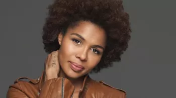 Chanteuse AYO