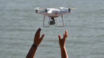 drone lâché par deux mains tendus