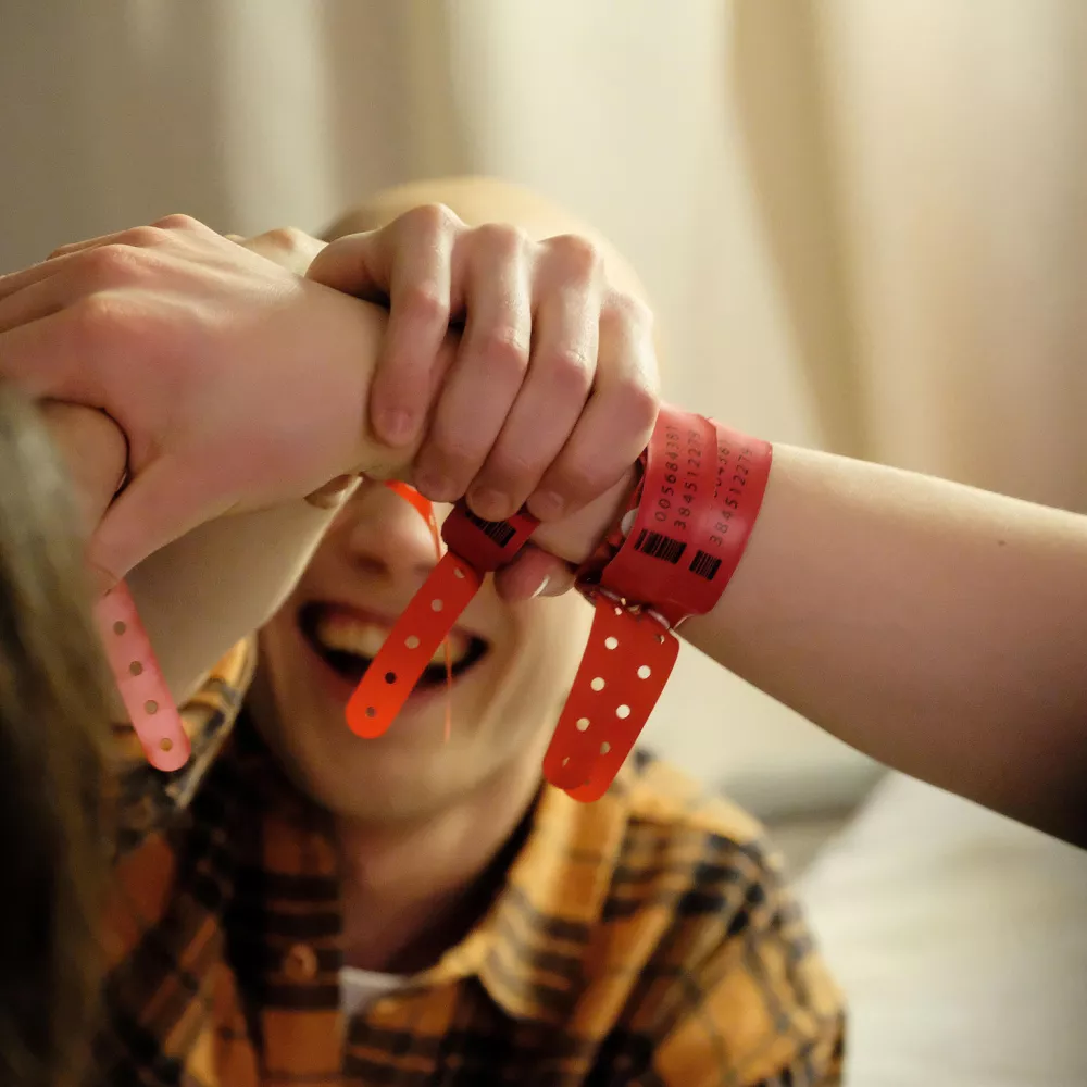 © AURELIEN FAIDY / VEMA PRODUCTION / TF1 LES BRACELETS ROUGES - Saison 1